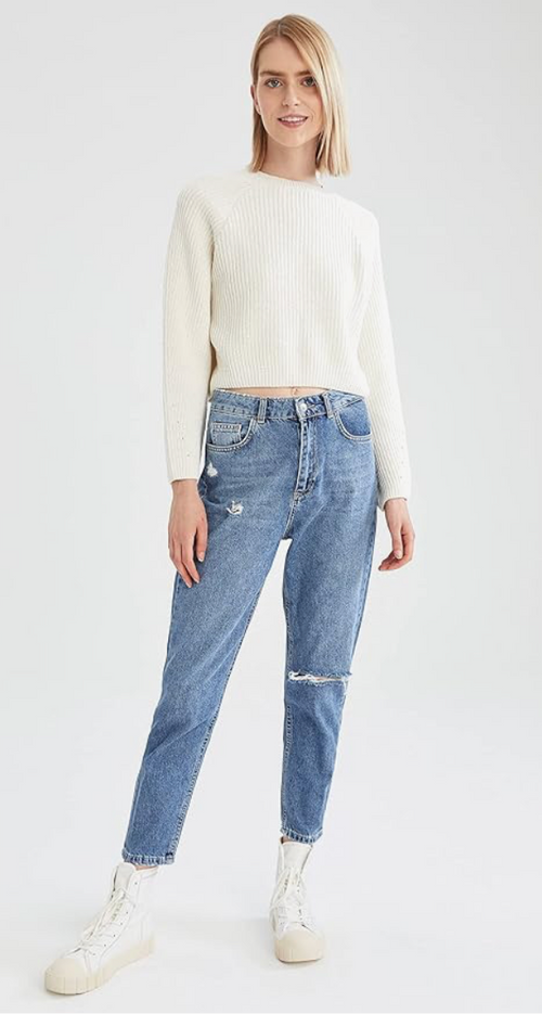 Sweater Wanita berwarna putih