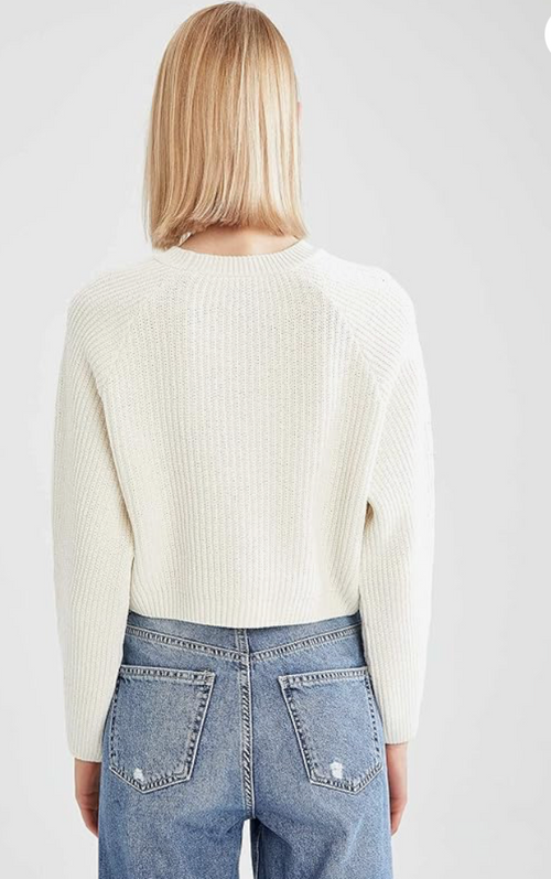 Sweater Wanita berwarna putih
