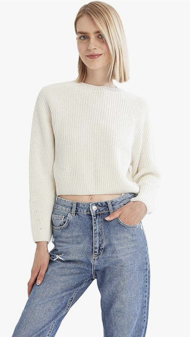 Sweater Wanita berwarna putih